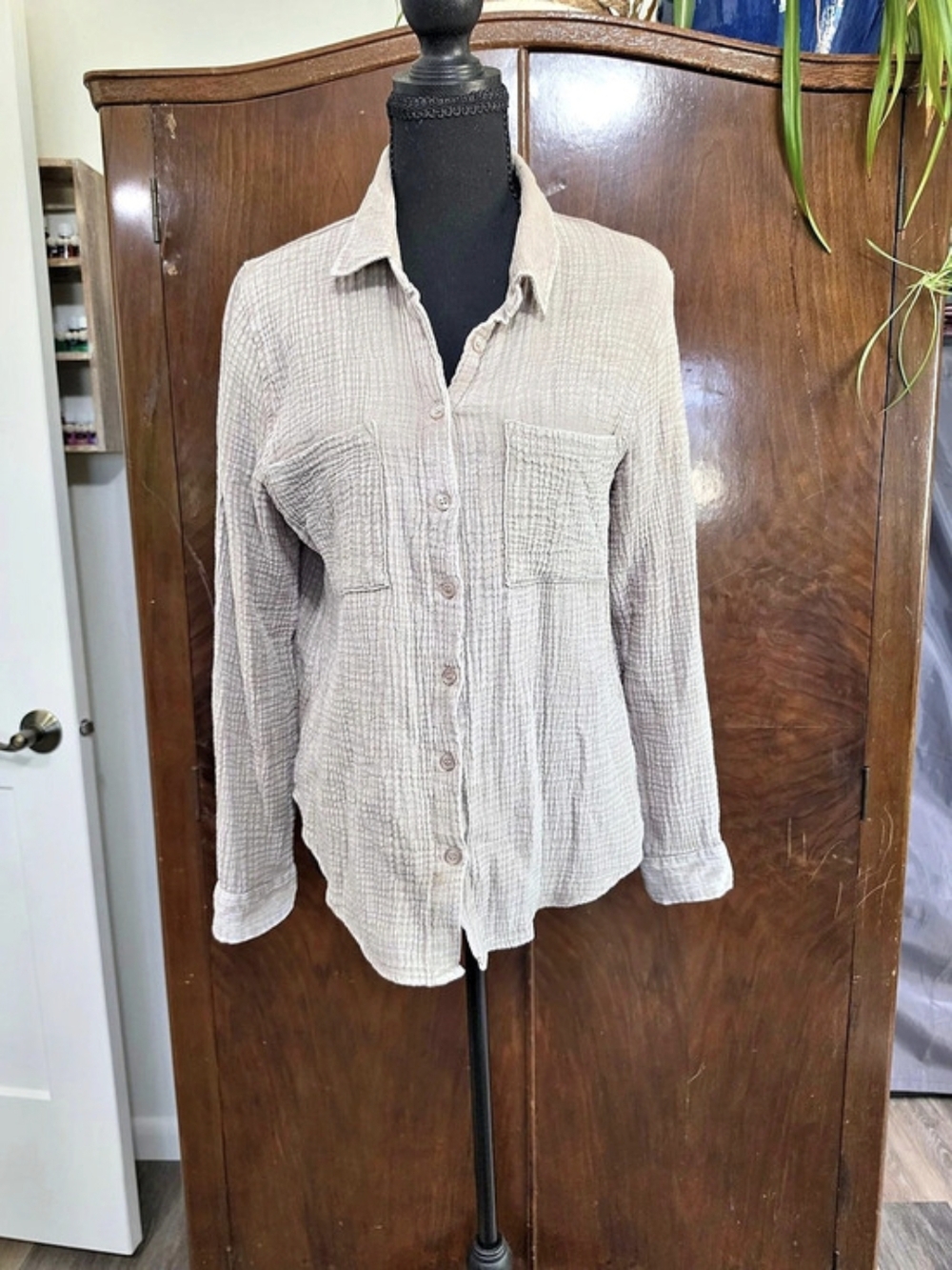 Wild Skye 100% Cotton Button Down Shirt in Beige Size Medium